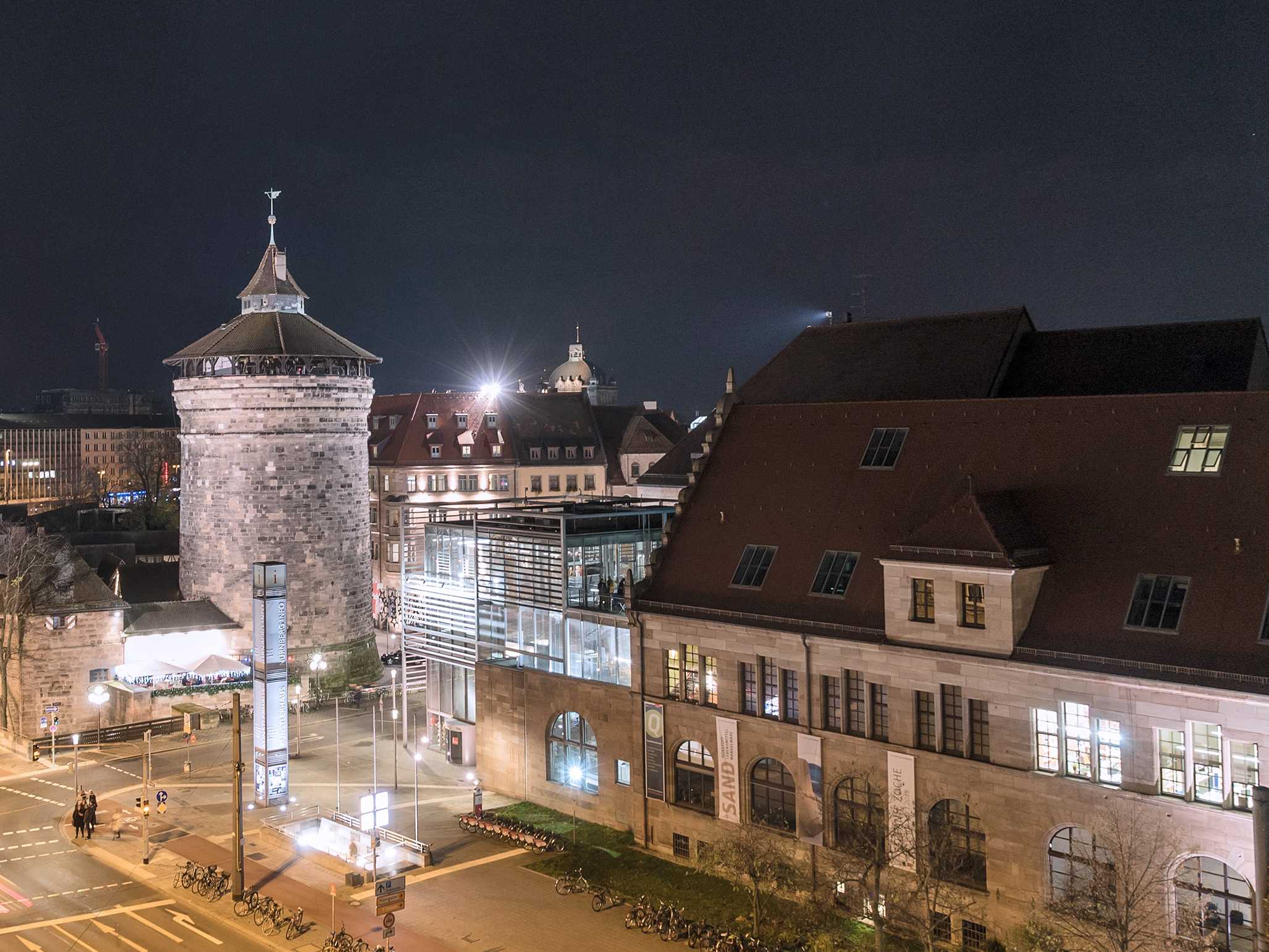 Blick auf das Kunsthaus in der Nürnberger Innenstadt bei Nacht | Fotoaufnahme von Annette Kradisch