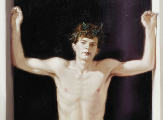 Anke Doberauer: Victor, 1988, © VG Bild-Kunst, Bonn 2026. Auf dem Bild ist ein junger Mann mit nacktem Oberkörper zu sehen, der frontal vor dunklem Hintergrund steht. Die Arme sind seitlich nach oben gestreckt und scheinen sich an einem Rahmen oder einer Begrenzung abzustützen. Der Körper wirkt schlank und muskulös, das Gesicht schaut ruhig und ernst nach vorn, im kurzen Haar sind kleine grüne Blätter eingearbeitet. Das Licht hebt die Haut und die Konturen des Körpers weich hervor, während der Hintergrund fast schwarz bleibt. Das Gemälde von Anke Doberauer ist mit dem Namen Victor betitelt und stammt aus dem Jahr 1988.