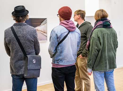 Jugendliche betrachten ein Gemälde im Kunsthaus | Fotoaufnahme von Michael Lyra Jugendliche betrachten ein Gemälde im Kunsthaus | Fotoaufnahme von Michael Lyra