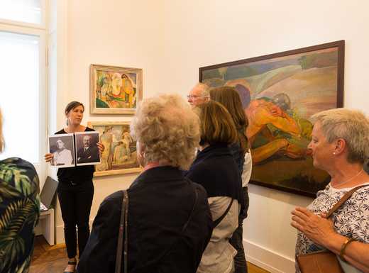 Erwachsenenführung in der Kunstvilla | Fotoaufnahme von Annette Kradisch Die Abbildung zeigt Besucherinnen und Besucher bei einer Erwachsenführung in der Kunstvilla. Die Fotoaufnahme stammt von Annette Kradisch.