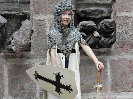 Als Ritter verkleideter Junge | Fotoaufnahme von Thomas Ruppenstein Als Ritter verkleideter Junge | Fotoaufnahme von Thomas Ruppenstein