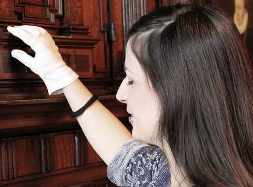 Junge Frau ertastet die Formen eines historischen Schranks | Fotoaufnahme von Thomas Ruppenstein Junge Frau ertastet die Formen eines historischen Schranks | Fotoaufnahme von Thomas Ruppenstein