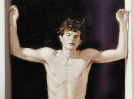 Anke Doberauer: Victor, 1988, © VG Bild-Kunst, Bonn 2026. Auf dem Bild ist ein junger Mann mit nacktem Oberkörper zu sehen, der frontal vor dunklem Hintergrund steht. Die Arme sind seitlich nach oben gestreckt und scheinen sich an einem Rahmen oder einer Begrenzung abzustützen. Der Körper wirkt schlank und muskulös, das Gesicht schaut ruhig und ernst nach vorn, im kurzen Haar sind kleine grüne Blätter eingearbeitet. Das Licht hebt die Haut und die Konturen des Körpers weich hervor, während der Hintergrund fast schwarz bleibt. Das Gemälde von Anke Doberauer ist mit dem Namen Victor betitelt und stammt aus dem Jahr 1988.