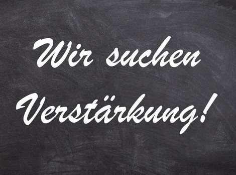 Keyvisual zur Aktion | Grafik von Thomas Ruppenstein Die Abbildung zeigt vor dem Hintergrund einer typischen grauen Schultafel mit Kreidespuren den weißen Schriftzug "Wir suchen Verstärkung!". Die Grafik stammt von Thomas Ruppenstein.