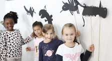 Kinder beim Schattenspiel mit selbstgestalteten Drachen | Fotoaufnahme von Giulia Iannicelli (Stadt Nürnberg) deutschklassen.jpg