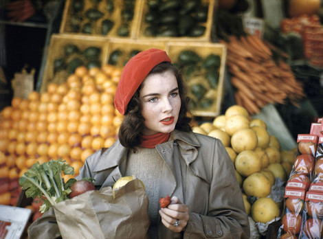 Ruth Orkin: Geraldine Dent, Cover of McCall’s, New York City, 1949 © Orkin/Engel Film and Photo Archive; VG Bild-Kunst, Bonn 2024. Die Abbildung zeigt eine von Ruth Orkin angefertigte Fotoaufnahme. Sie zeigt eine Frau, Geraldine Dent, beim Einkauf von Obst und Gemüse in New York City, 1949.
