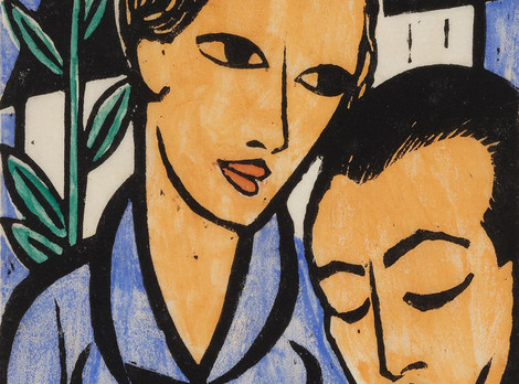 Constantin von Mitschke-Collande: Liebespaar, 1920, Privatsammlung © Stadt Nürnberg/Kunstvilla, Fotoaufnahme von Annette Kradisch. Das Bild zeigt zwei eng aneinanderstehende Personen in einer stilisierten, flächigen Darstellung. Links ist eine Figur mit kurzem, hellbraunem Haar und großen, mandelförmigen Augen zu sehen, die den Kopf leicht zur Seite neigt; rechts lehnt eine zweite Person mit geschlossenen Augen und ruhigem Gesichtsausdruck an ihr. Beide Gesichter sind in warmen Ockertönen gehalten und von kräftigen schwarzen Linien umrandet, was ihnen eine klare, grafische Wirkung verleiht. Im Hintergrund stehen ein dunkles, hausförmiges Gebäude und eine Pflanze mit langen grünen Blättern vor einem blauen Himmel. Die Stimmung wirkt intim und still, als handle es sich um einen Moment von Nähe und Geborgenheit.